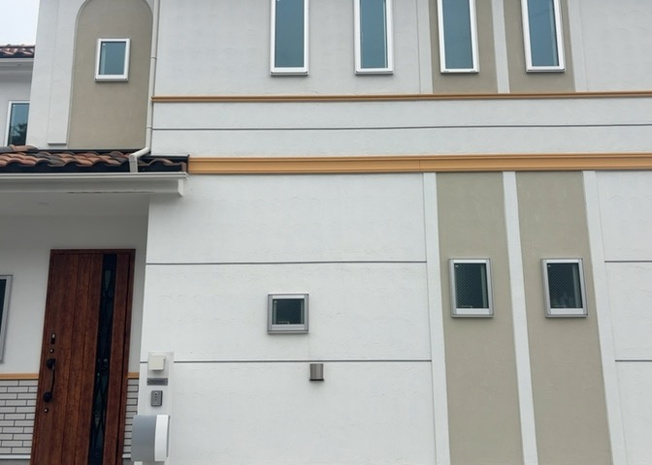 【外観】 | 木造住宅とは土台、壁、柱など建築物の強度を支える構造体の材に木が使用されている構造を指します。構造体は建物の自重を支えるだけではなく風圧や水圧、積裁荷重などあらゆる衝撃に耐えるための基礎です。