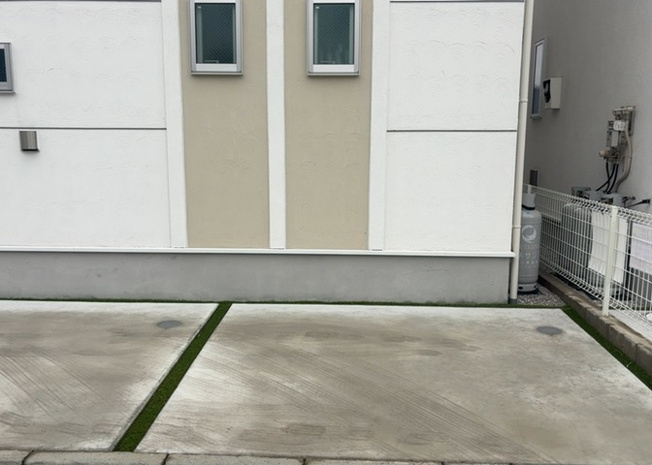 【構造・工法・仕様】 | 建物の基礎工事の方法は、主流となっているベタ基礎（防湿基礎）と布基礎の２種類に分類され、床下の通気性や耐久性などに違いがあります。建物の基礎部分の構造や付帯設備など詳細については現地でご確認ください。