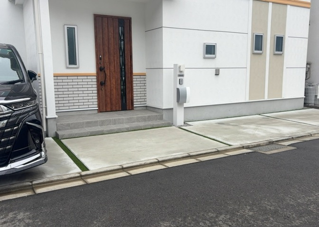 【内装】 | 玄関ポーチにおいて最も重視すべきと言っても良いのが広さです。適切な広さの玄関ポーチでないと外見的なバランスは崩れてしまいますし、何より使いにくくなってしまいますので、現地で実際に下見をしてみましょう！