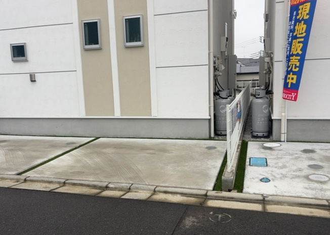 【冷暖房・空調設備】 | 床下換気口は、床下に湿気がこもることを防ぎ、効果的に換気を行うために設置されています。床下換気口が設置されていない建物は、基礎パッキング工法などにより換気を行なっています。詳細は現地でご確認ください。