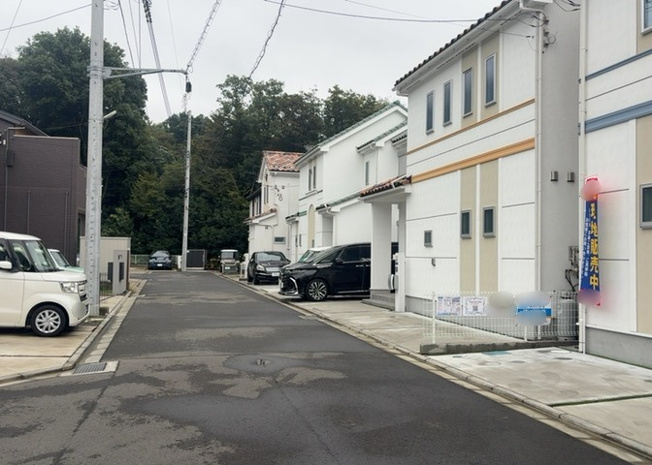 【前面道路含む現地写真】 | 南側道路の場合は長い時間光を入れ込むことができるため、庭やリビングを道路側に持ってくることが多く土地価格も高い傾向にあります。一方北側道路だとリビングや庭が南側になりプライバシーを守ることができます。
