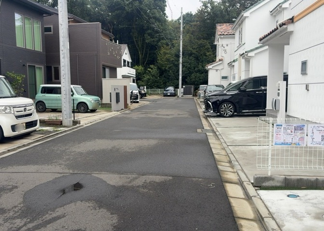 【前面道路含む現地写真】 | 東側道路の場合は居室を南向きに設計しやすいため、朝日が入りやすいというメリットがあります。一方、西側道路も東側同様に居室を南向きに設計しやすいのですが、住宅地だと朝日が入りにくいという弱点があります。