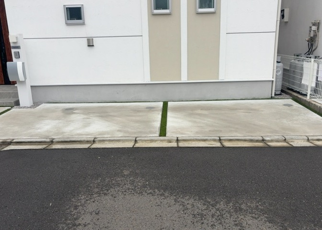 【駐車場】 | 車一台あたりに必要なスペースは、標準サイズの普通自動車で横幅2m50cm、長さ5mは必要になります。ただし、乗降のことも考慮して横幅3m30cm、長さ5m50cmほどは確保できるところを選びましょう。
