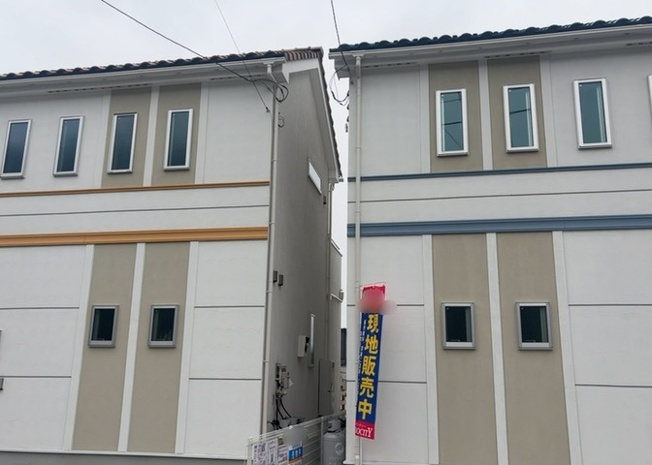 【外観】 | バルコニーは、建物内から室外へ楽に出入りできる便利なスペースです。また、バルコニーには手すりを付けることが義務付けられており、手すりの高さは110cm以上で施工することが建築基準法で定められています。