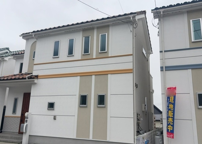 【外観】 | 両面バルコニーは、バルコニーそのものの機能というよりかは設置の仕方による名称です。複数のバルコニーを東西や南東などの相対する場所に設置することで、通風や採光が確保しやすくなるというメリットがあります。