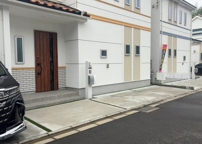 【玄関】 | 玄関は家の顔と言っても過言ではありません。現地を見学する際は玄関の広さや全体のバランスなどを見てみるといいでしょう。一般的なアプローチのしやすさだけではなく、お年寄りにも優しい設計のものだと安心です。