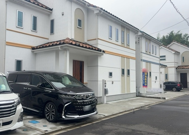 【前面道路含む現地写真】 | 住宅用の土地では前面道路に2m以上接していなければならないと法律で定められています。しかし、お持ちの車のサイズやライフスタイルなどにより、2mでは利便が悪い場合もございますので、事前に確認しましょう。