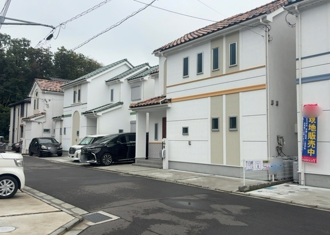 【前面道路含む現地写真】 | 道幅が広い場所は日当たりや風通が良好です。幅が広いのですれ違いも可能ですし大きな車でも駐車可能！一方で、大型車が通ることも多くなるため交通量の増加により騒音に繋がります。また土地の値段が高くなります。