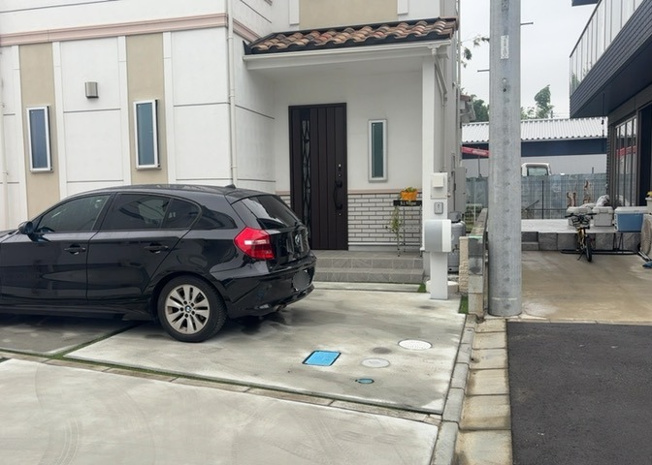 【玄関】 | 玄関は家の顔でもあり、家族以外の目にも止まる場所です。玄関は外との間を仕切る扉、靴などをしまっておく収納スペース、靴脱ぎのたたきスペース、来客とのやり取りをするドアホンなど複数のアイテムからなります。