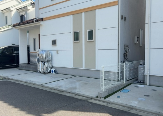 【外観】 | 建物の基礎工事の方法は、主流となっているベタ基礎（防湿基礎）と布基礎の２種類に分類され、床下の通気性や耐久性などに違いがあります。建物の基礎部分の構造や付帯設備など詳細については現地でご確認ください。
