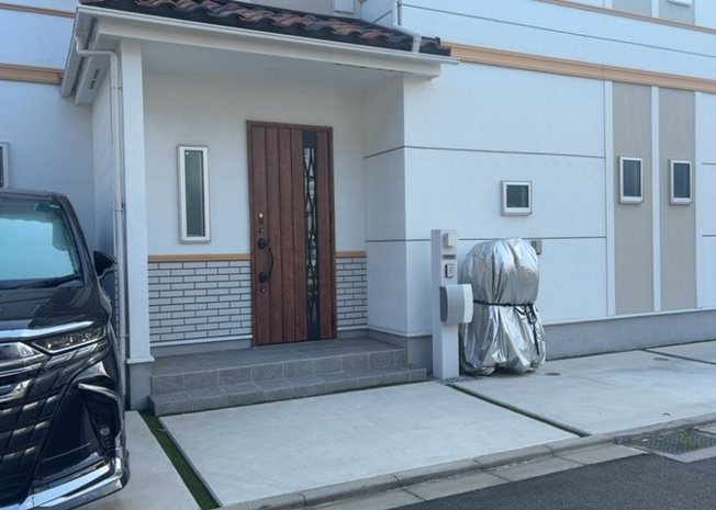 【内装】 | 玄関ポーチにおいて最も重視すべきと言っても良いのが広さです。適切な広さの玄関ポーチでないと外見的なバランスは崩れてしまいますし、何より使いにくくなってしまいますので、現地で実際に下見をしてみましょう！