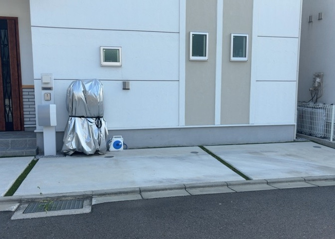 【冷暖房・空調設備】 | 床下換気口は、床下に湿気がこもることを防ぎ、効果的に換気を行うために設置されています。床下換気口が設置されていない建物は、基礎パッキング工法などにより換気を行なっています。詳細は現地でご確認ください。