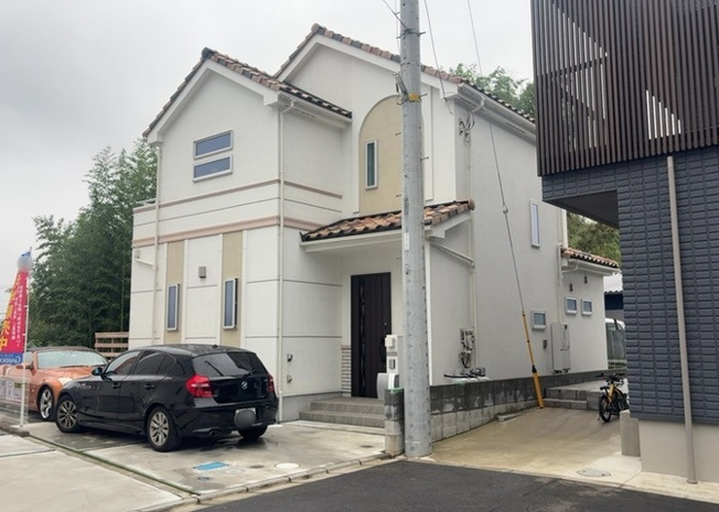 【外観】 | 隣家の土地はどうなっているのか、生活利便施設が近くにあるのか、学校まで近いかなど、お客様のライフスタイルにあわせたイメージが重要です。また、近くにあると困る施設が近くにないかも確認するといいでしょう。