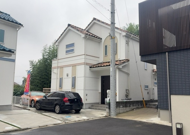 【外観】 | 現地に行くなら、物件の周囲の地形がどうなっているかを見ることも大切です。周辺より低くなっている土地では、大雨などで水が集まりやすいため、地盤が弱くなっているということも考えられるため、注意が必要です。
