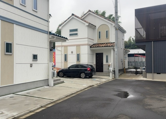 【前面道路含む現地写真】 | 南側道路の場合は長い時間光を入れ込むことができるため、庭やリビングを道路側に持ってくることが多く土地価格も高い傾向にあります。一方北側道路だとリビングや庭が南側になりプライバシーを守ることができます。
