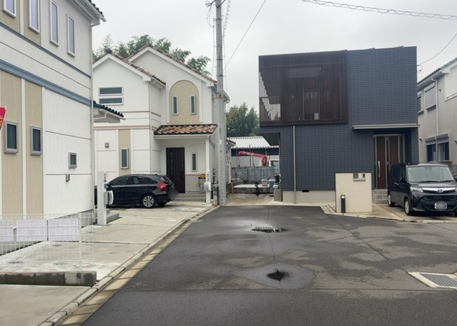 【前面道路含む現地写真】 | 東側道路の場合は居室を南向きに設計しやすいため、朝日が入りやすいというメリットがあります。一方、西側道路も東側同様に居室を南向きに設計しやすいのですが、住宅地だと朝日が入りにくいという弱点があります。
