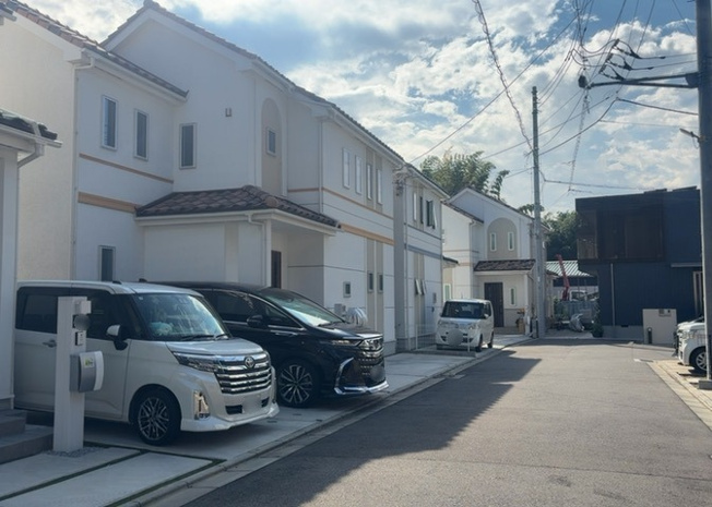 【前面道路含む現地写真】 | 南側道路の場合は長い時間光を入れ込むことができるため、庭やリビングを道路側に持ってくることが多く土地価格も高い傾向にあります。一方北側道路だとリビングや庭が南側になりプライバシーを守ることができます。