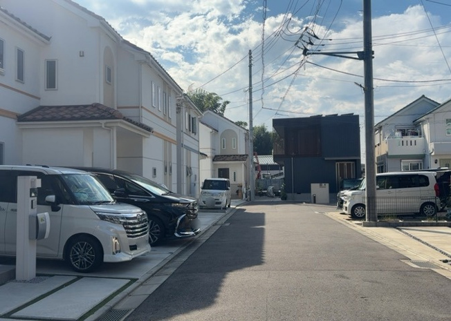 【前面道路含む現地写真】 | 東側道路の場合は居室を南向きに設計しやすいため、朝日が入りやすいというメリットがあります。一方、西側道路も東側同様に居室を南向きに設計しやすいのですが、住宅地だと朝日が入りにくいという弱点があります。