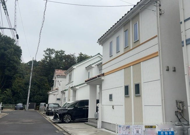 【外観】 | 土地の地勢が高台の場合、景色を綺麗にみることができ、景色にこだわってお家探ししている方におすすめです！また平坦地よりも風通しがいいというメリットがあります。デメリットもあるので是非現地でご確認下さい。