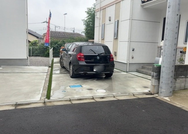 【駐車場】 | 車一台あたりに必要なスペースは、標準サイズの普通自動車で横幅2m50cm、長さ5mは必要になります。ただし、乗降のことも考慮して横幅3m30cm、長さ5m50cmほどは確保できるところを選びましょう。