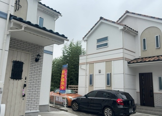 【外観】 | バルコニーは、建物内から室外へ楽に出入りできる便利なスペースです。また、バルコニーには手すりを付けることが義務付けられており、手すりの高さは110cm以上で施工することが建築基準法で定められています。