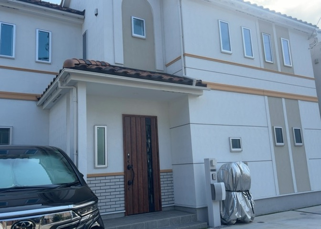 【外観】 | バルコニーは、建物内から室外へ楽に出入りできる便利なスペースです。また、バルコニーには手すりを付けることが義務付けられており、手すりの高さは110cm以上で施工することが建築基準法で定められています。