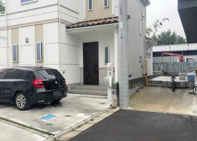 【玄関】 | 玄関は家の顔と言っても過言ではありません。現地を見学する際は玄関の広さや全体のバランスなどを見てみるといいでしょう。一般的なアプローチのしやすさだけではなく、お年寄りにも優しい設計のものだと安心です。