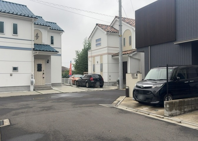 【前面道路含む現地写真】 | 住宅用の土地では前面道路に2m以上接していなければならないと法律で定められています。しかし、お持ちの車のサイズやライフスタイルなどにより、2mでは利便が悪い場合もございますので、事前に確認しましょう。