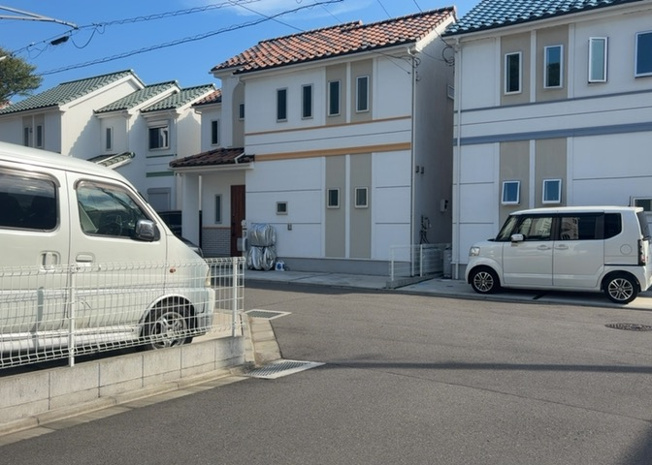 【前面道路含む現地写真】 | 住宅用の土地では前面道路に2m以上接していなければならないと法律で定められています。しかし、お持ちの車のサイズやライフスタイルなどにより、2mでは利便が悪い場合もございますので、事前に確認しましょう。