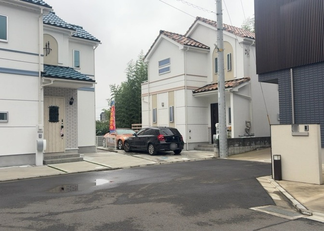 【前面道路含む現地写真】 | 道幅が広い場所は日当たりや風通が良好です。幅が広いのですれ違いも可能ですし大きな車でも駐車可能！一方で、大型車が通ることも多くなるため交通量の増加により騒音に繋がります。また土地の値段が高くなります。