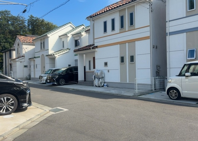 【前面道路含む現地写真】 | 道幅が広い場所は日当たりや風通が良好です。幅が広いのですれ違いも可能ですし大きな車でも駐車可能！一方で、大型車が通ることも多くなるため交通量の増加により騒音に繋がります。また土地の値段が高くなります。