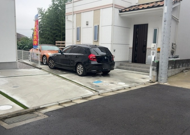 【駐車場】 | 駐車場と明記されていても、最小スペースでつくられた駐車場だと大型車は駐車できなかったり、出入りしにくくなったりする可能性があります。お車のサイズと購入したい物件の駐車場のサイズを現地で確認しましょう。