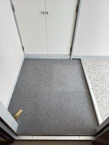 蓮田ビルの玄関