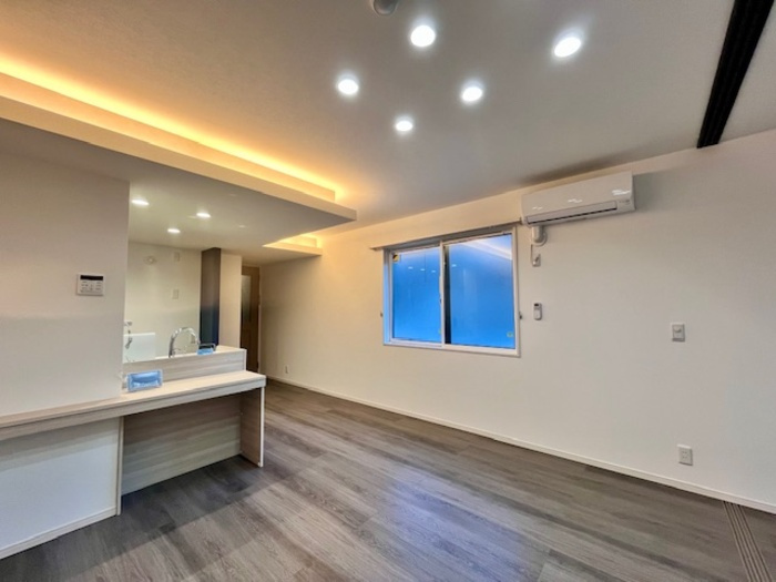 マリポーサ高畑Aの居間・リビング|こちらのリビングで趣味の時間をお楽しみください