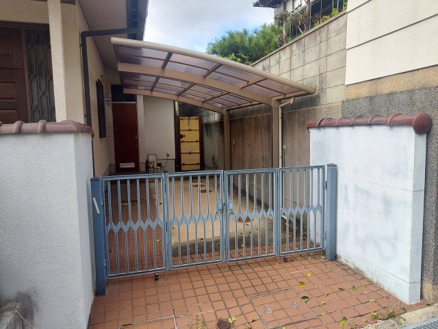 宝塚市中山五月台5丁目一戸建の駐車場