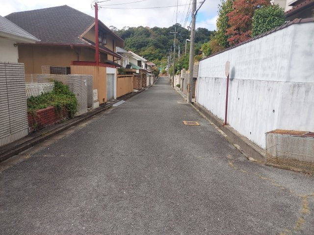 宝塚市中山五月台5丁目一戸建の前面道路含む現地写真|南東側前面道路