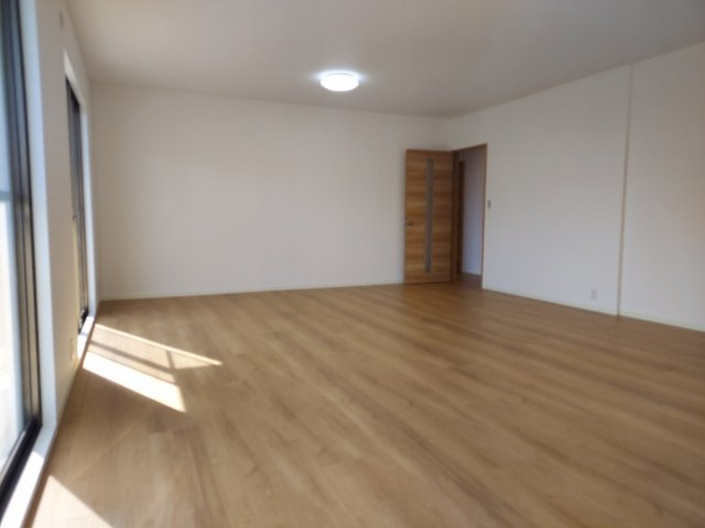 宝塚市中山五月台5丁目一戸建の前面道路含む現地写真|南東側前面道路