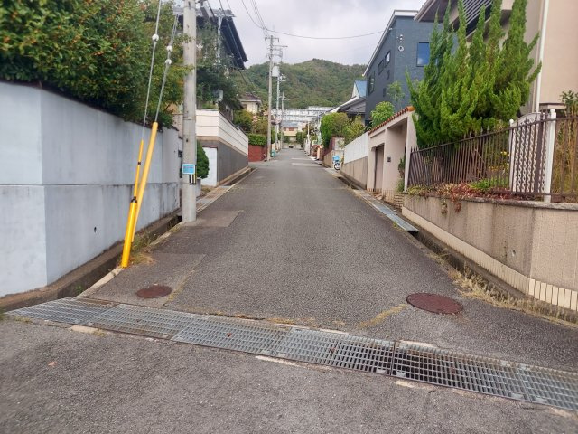 宝塚市中山五月台5丁目一戸建の前面道路含む現地写真|北東側前面道路