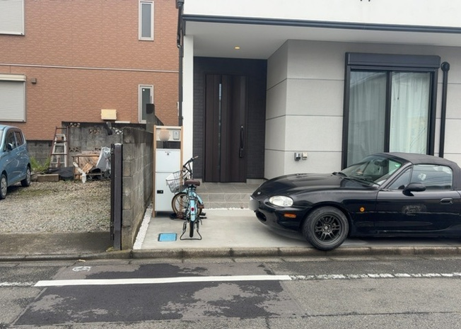 【玄関】 | 玄関は家の顔でもあり、家族以外の目にも止まる場所です。玄関は外との間を仕切る扉、靴などをしまっておく収納スペース、靴脱ぎのたたきスペース、来客とのやり取りをするドアホンなど複数のアイテムからなります。