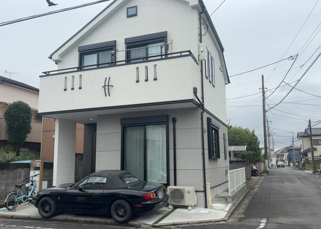 【外観】 | 木造住宅とは土台、壁、柱など建築物の強度を支える構造体の材に木が使用されている構造を指します。構造体は建物の自重を支えるだけではなく風圧や水圧、積裁荷重などあらゆる衝撃に耐えるための基礎です。