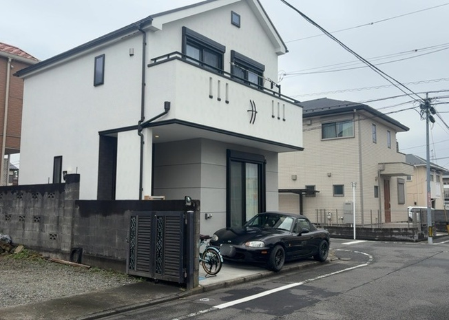 【外観】 | 現地に行くなら、物件の周囲の地形がどうなっているかを見ることも大切です。周辺より低くなっている土地では、大雨などで水が集まりやすいため、地盤が弱くなっているということも考えられるため、注意が必要です。