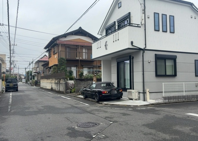 【前面道路含む現地写真】 | 南側道路の場合は長い時間光を入れ込むことができるため、庭やリビングを道路側に持ってくることが多く土地価格も高い傾向にあります。一方北側道路だとリビングや庭が南側になりプライバシーを守ることができます。