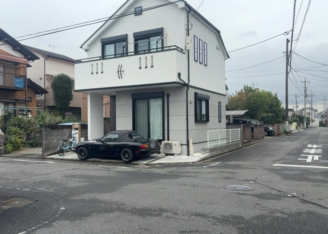 【前面道路含む現地写真】 | 東側道路の場合は居室を南向きに設計しやすいため、朝日が入りやすいというメリットがあります。一方、西側道路も東側同様に居室を南向きに設計しやすいのですが、住宅地だと朝日が入りにくいという弱点があります。