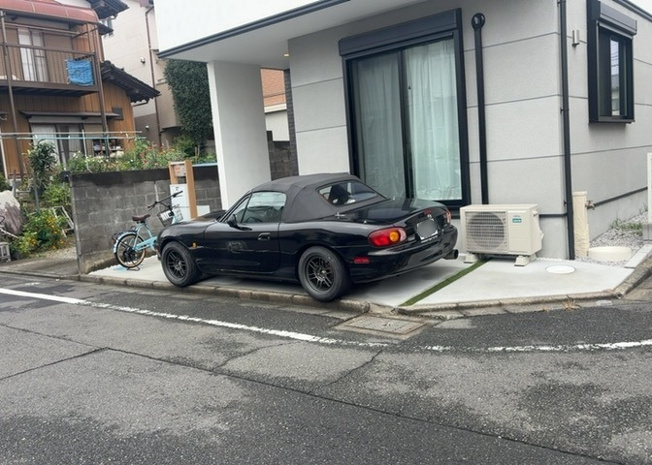 【駐車場】 | 車一台あたりに必要なスペースは、標準サイズの普通自動車で横幅2m50cm、長さ5mは必要になります。ただし、乗降のことも考慮して横幅3m30cm、長さ5m50cmほどは確保できるところを選びましょう。