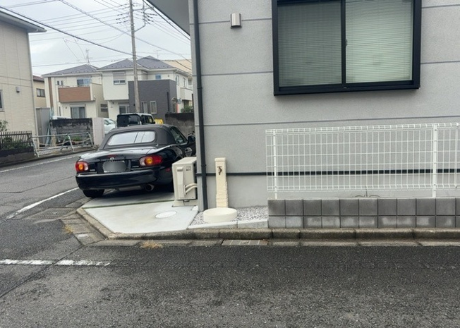 【庭】 | 庭のある家に住むことのメリットとして、子どもたちの遊び場を確保できること、ガーデニングや家庭菜園を楽しめること、明るさを確保できることがあります。また、配置を工夫することでプライバシーが確保できます。
