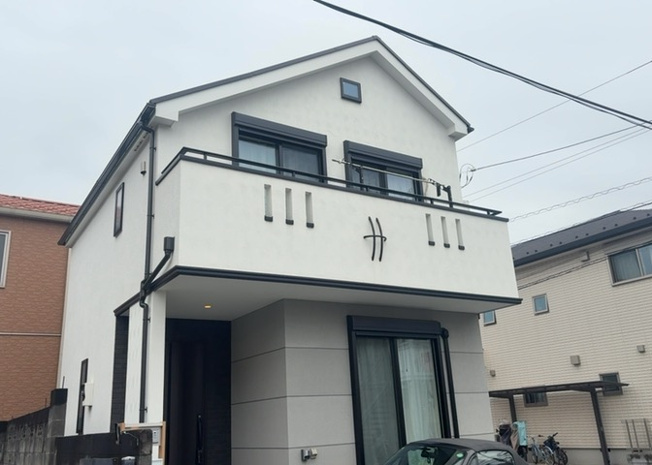 【外観】 | バルコニーは、建物内から室外へ楽に出入りできる便利なスペースです。また、バルコニーには手すりを付けることが義務付けられており、手すりの高さは110cm以上で施工することが建築基準法で定められています。