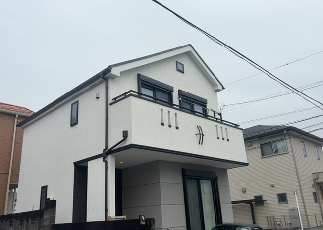 【外観】 | 両面バルコニーは、バルコニーそのものの機能というよりかは設置の仕方による名称です。複数のバルコニーを東西や南東などの相対する場所に設置することで、通風や採光が確保しやすくなるというメリットがあります。