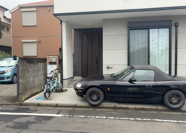 【玄関】 | 玄関は家の顔と言っても過言ではありません。現地を見学する際は玄関の広さや全体のバランスなどを見てみるといいでしょう。一般的なアプローチのしやすさだけではなく、お年寄りにも優しい設計のものだと安心です。