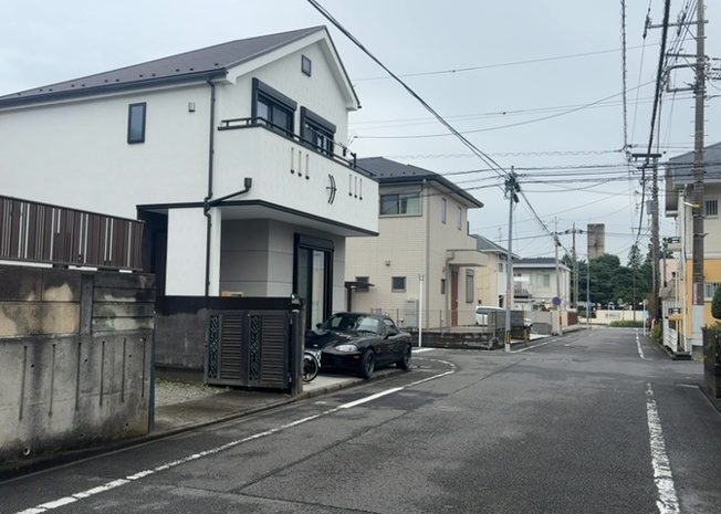 【前面道路含む現地写真】 | 住宅用の土地では前面道路に2m以上接していなければならないと法律で定められています。しかし、お持ちの車のサイズやライフスタイルなどにより、2mでは利便が悪い場合もございますので、事前に確認しましょう。