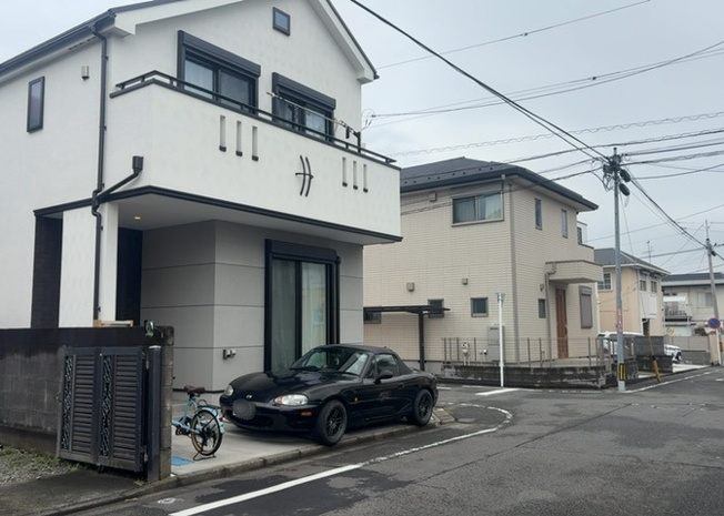 【外観】 | 道幅が広い場所は日当たりや風通が良好です。幅が広いのですれ違いも可能ですし大きな車でも駐車可能！一方で、大型車が通ることも多くなるため交通量の増加により騒音に繋がります。また土地の値段が高くなります。